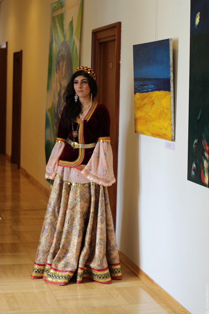 Выставка азербайджанских художников "Хары бюльбюль - цветок мира и любви" - Национальный акцент