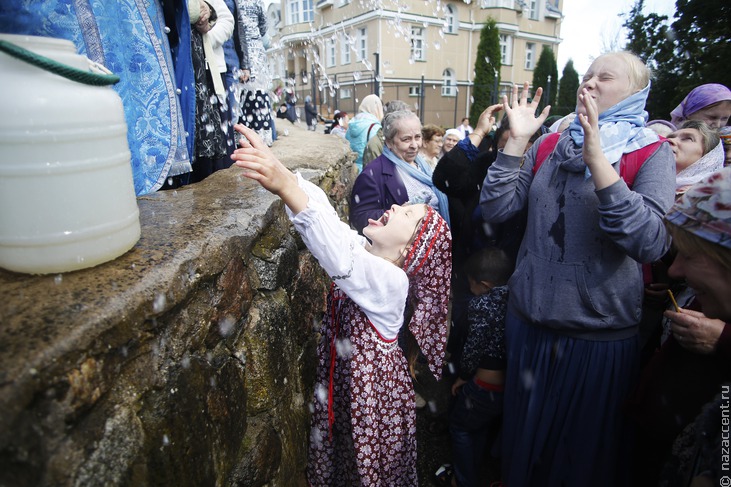 День Успения Божией Матери в Псково-Печерском монастыре - Национальный акцент