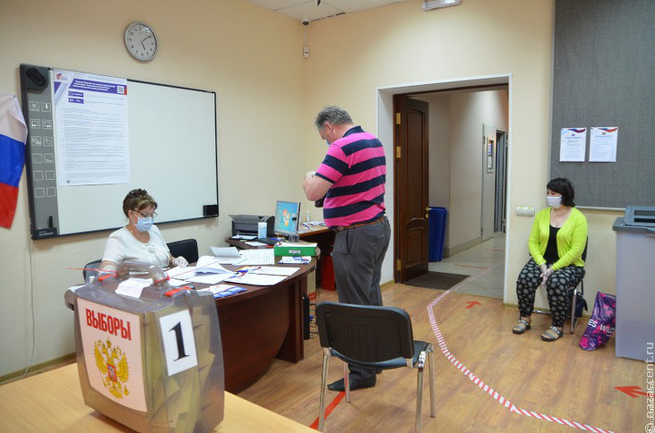 Крымская молодежь развернула 17-метровый российский триколор в честь выборов