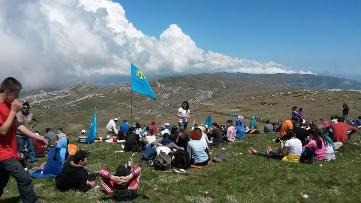 Крымские татары взошли на гору Чатыр-Даг в память о погибших в сталинской депортации