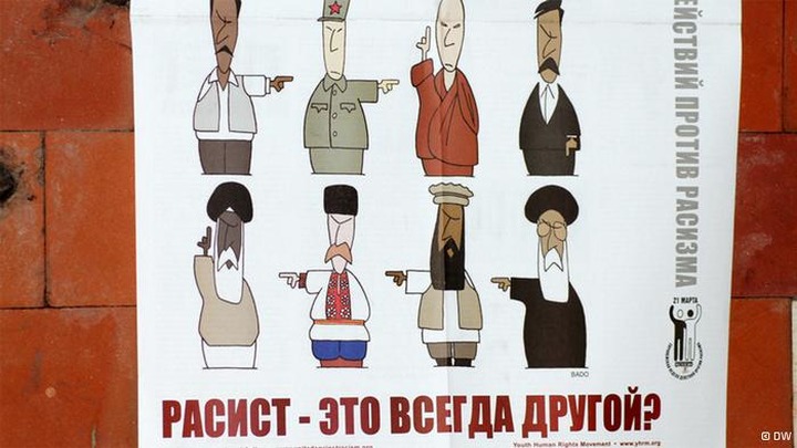 Жителям Мурманска подарили комиксы о "куре-фашисте" и "расовой гордости"