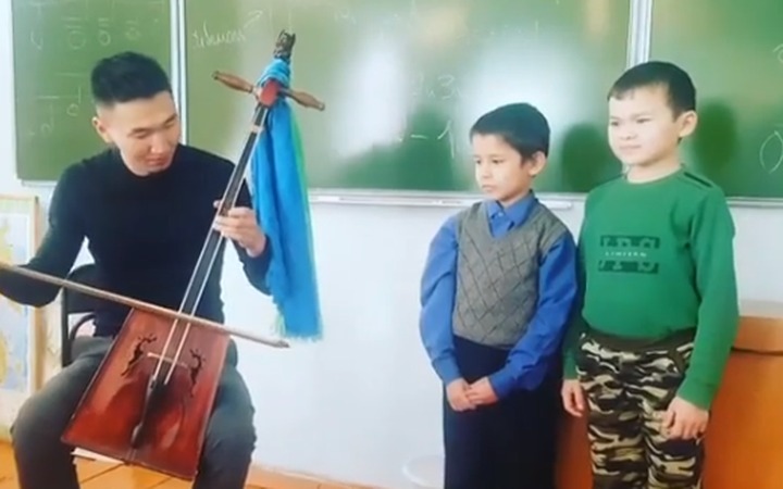 Дети из Улан-Удэ спели "Антошку" на бурятском языке под морин хуур