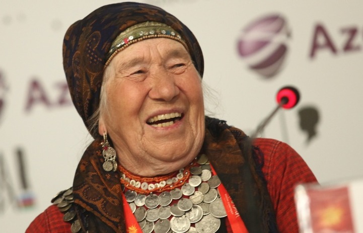 Одна из "Бурановских бабушек" пронесла олимпийский огонь в Ижевске