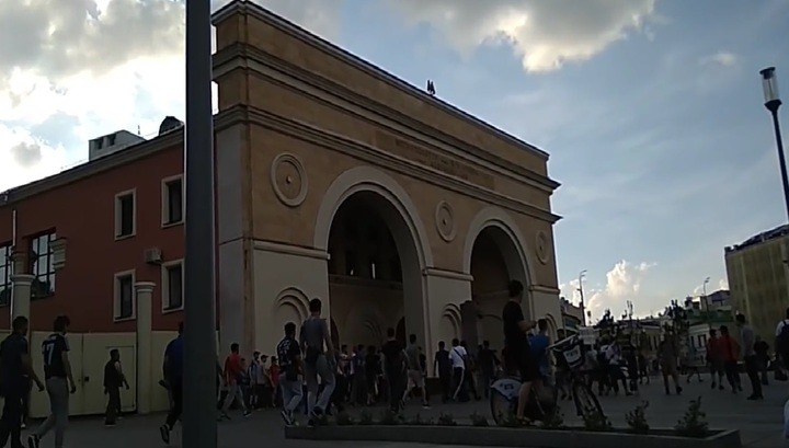 Массовая драка таксистов-мигрантов произошла в центре Москвы