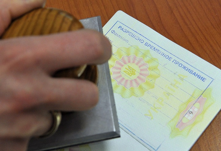 Правительство поддержало увеличение штрафа за незаконное оформление документов мигрантам