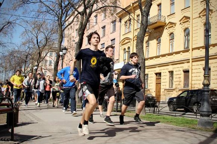 В Петербурге прошло несогласованное шествие националистов, а организатору "Русской пробежки" продлили срок