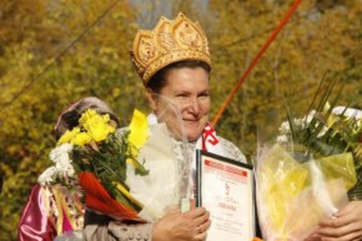 Деревенскую красавицу наградили берестяной короной