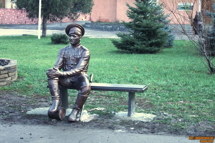 В Новочеркасске подростки после скандала с фото вымыли скульптуру казака