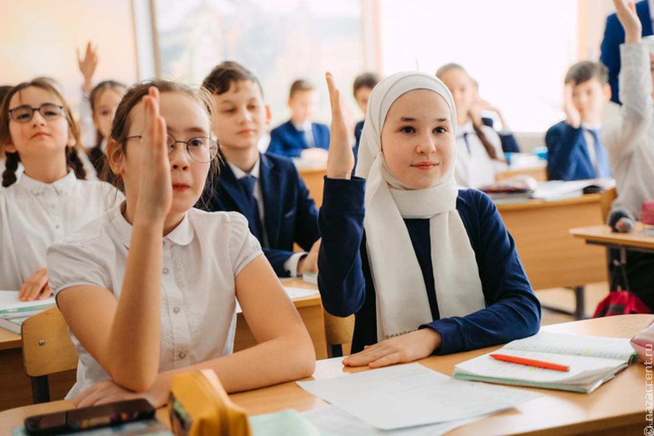 Двух носящих хиджабы школьниц приняли в московскую гимназию после вмешательства Кадырова