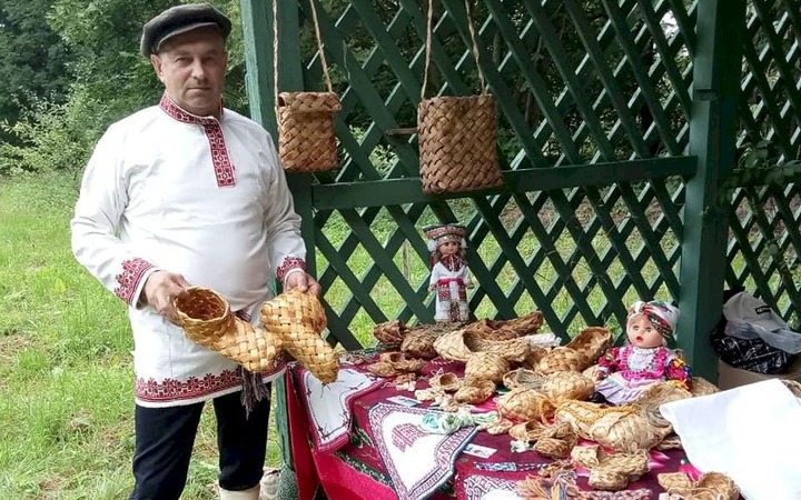 Гостей фольклорного фестиваля в Подмосковье научили плести лапти