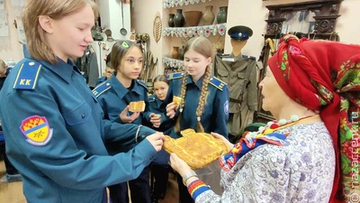 Красна "Казачья изба" пирогами, рассказами и песнями