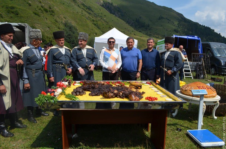 В Кабардино-Балкарии приготовили самый большой в мире хычин и стокилограммовую халву