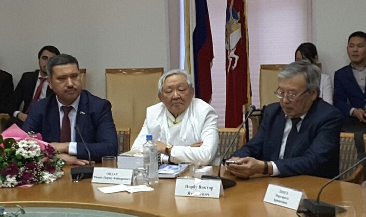 Тувинский политик представил книгу откровенных воспоминаний о власти