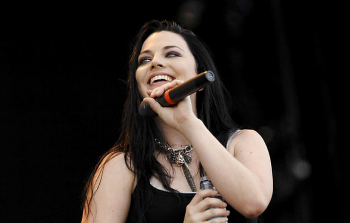 Солистке рок-группы Evanescence подарили пермские гусли (ВИДЕО)