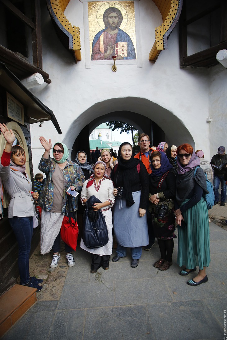 День Успения Божией Матери в Псково-Печерском монастыре - Национальный акцент