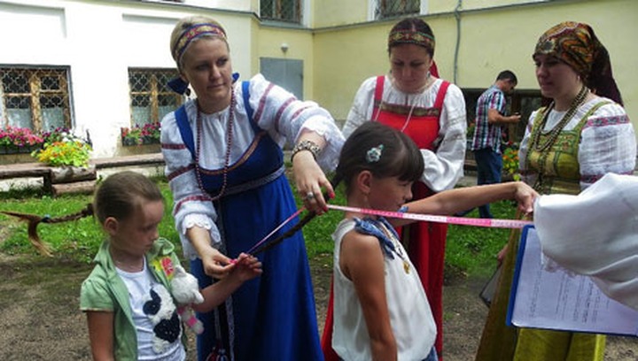 В Торжке девичью красу измерили линейкой