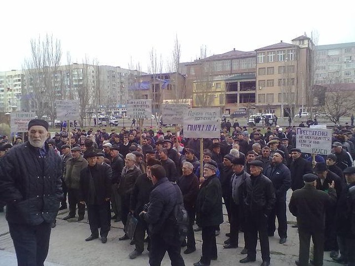 В Махачкале кумыки провели митинг с требованием расследовать избиение главы Совета старейшин