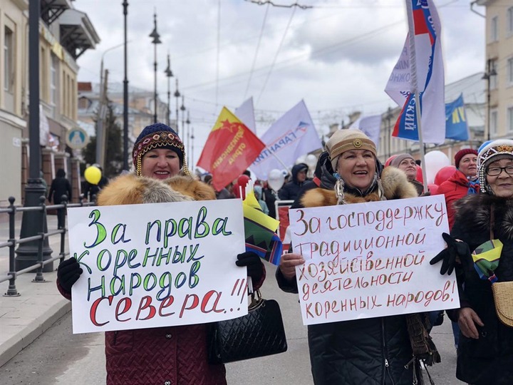 Коренные народы Томской области вышли с лозунгами на первомайскую демонстрацию