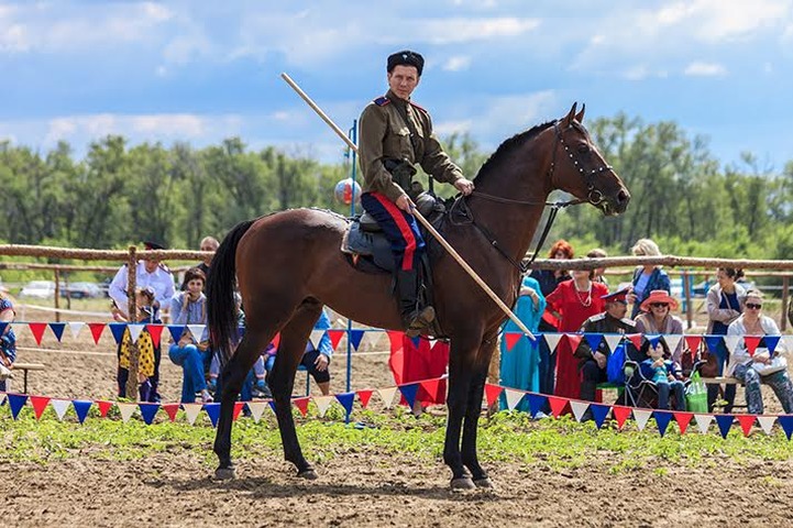 В Волгограде впервые прошли соревнования по казачьей джигитовке