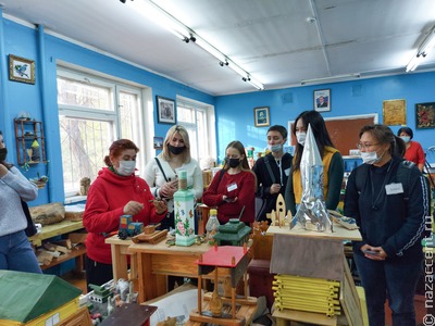  Лезгинка Мария Эльдерова учит калмыцких детей ковроткачеству 