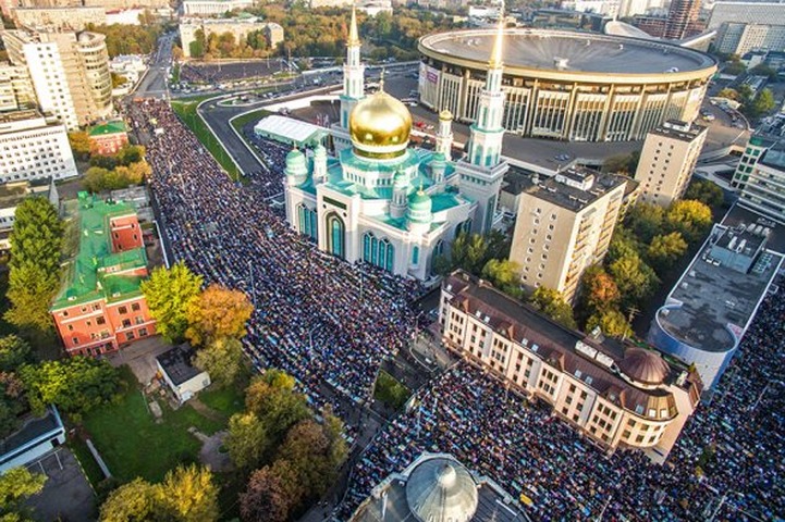 Более 200 тысяч мусульман отметили Курбан-Байрам в Москве