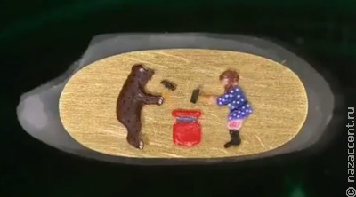 Новосибирский "левша" поместил русскую деревянную игрушку на рисовое зернышко