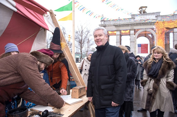 Москвичи на Масленице поиграют в керлинг блинами