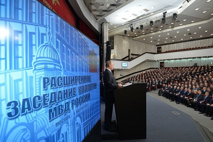 Путин: Экстремисты используют "цветные" технологии для провокации конфликтов