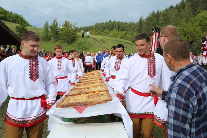 Ульяновские эрзяне испекли огромный мордовский пирог и выбрали сильнейших медвежат