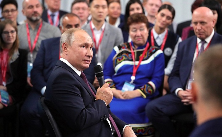 Владимир Путин поручил уделить внимание удэгейскому языку