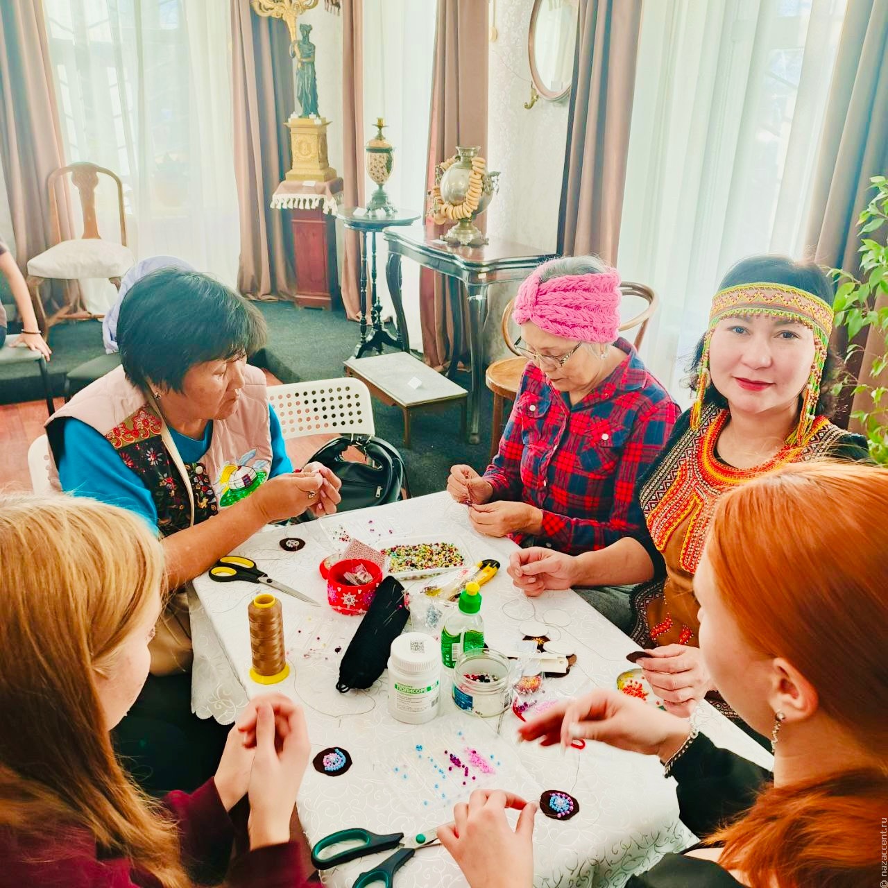 В преддверии Дня народного единства эвенки Улан-Удэ провели мастер-класс по бисерной вышивке талисмана "Дылачакан"