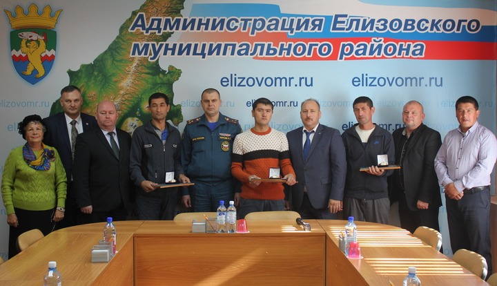 Трех киргизских мигрантов наградили за спасение ребенка на Камчатке
