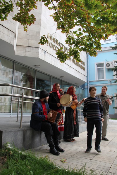 Народные гуляния против закрытия Центра русского фольклора