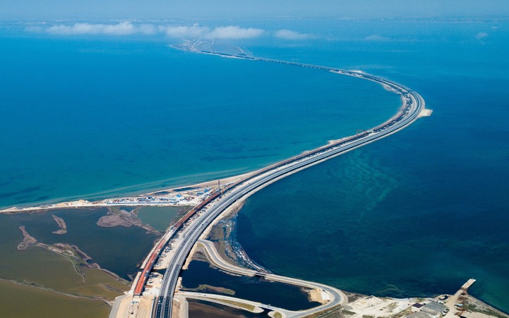 На Крымском мосту прошел автопробег в честь крымско-татарского флага