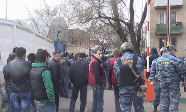В Москве в мечети досмотрели более трех тысяч и задержали более сотни мусульман