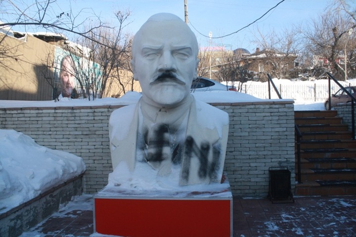 В Новосибирске бюст Ленина изрисовали свастикой и знаком "Азова"