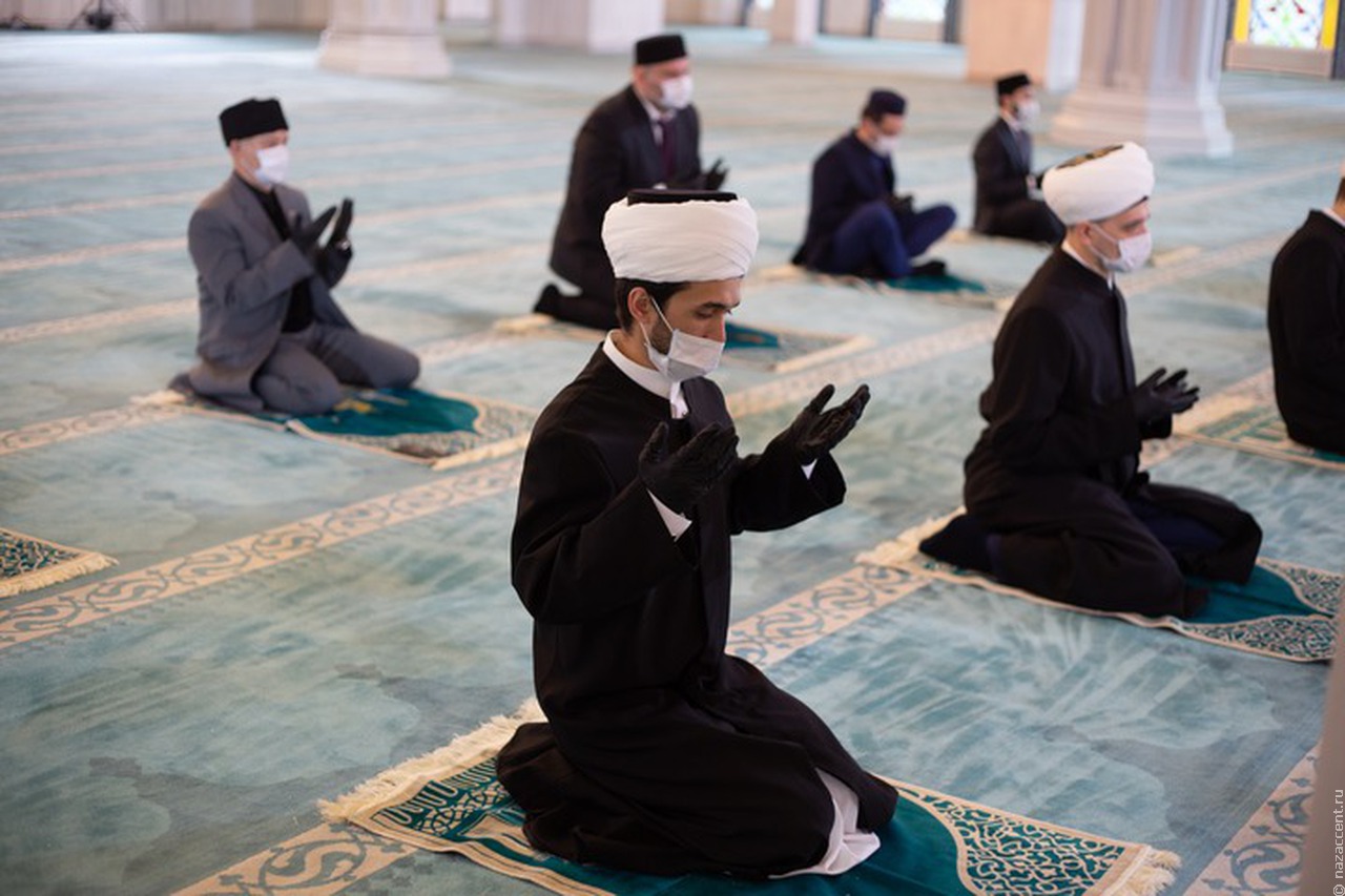 Московская Соборная мечеть намаз. Мусульмане в мечети. Молебны мусульман в мечети. Мечеть Ураза байрам.