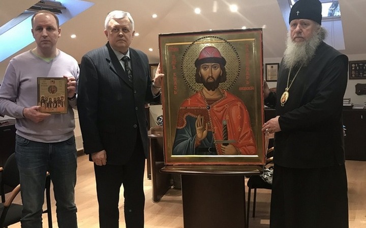 Лидеру ФНКА белорусов вручили икону Александра Невского для укрепления мужества