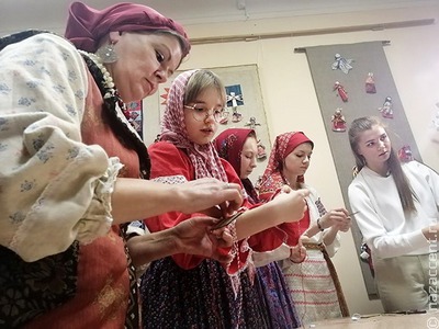 Межэтнические журналисты с завистью смотрели, как девушки в русских сарафанах плетут мэрцишоры
