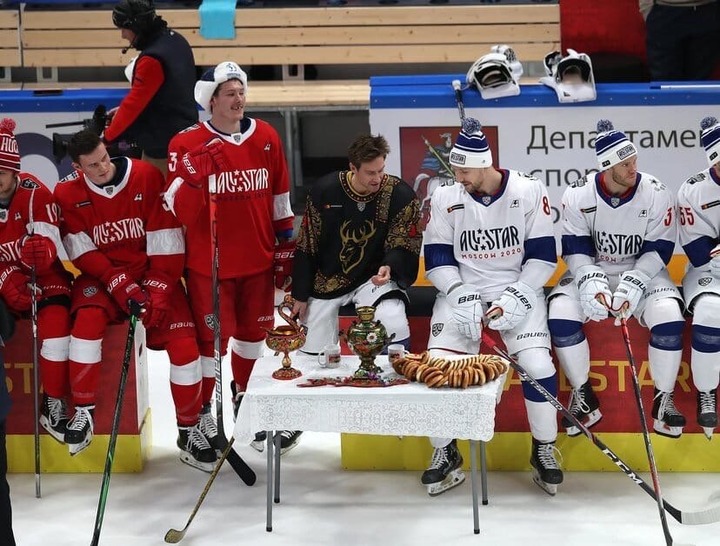 Нижегородские хоккеисты исполнили фольклорный этюд под хохлому