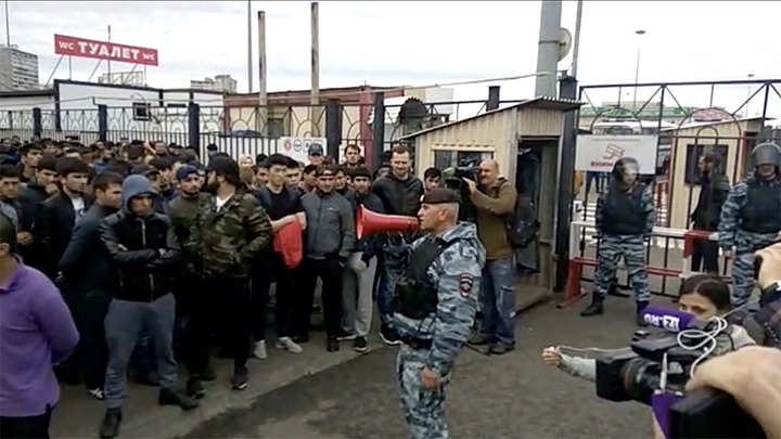 Пострадавшего в ТЦ "Москва" мигранта выписали из больницы