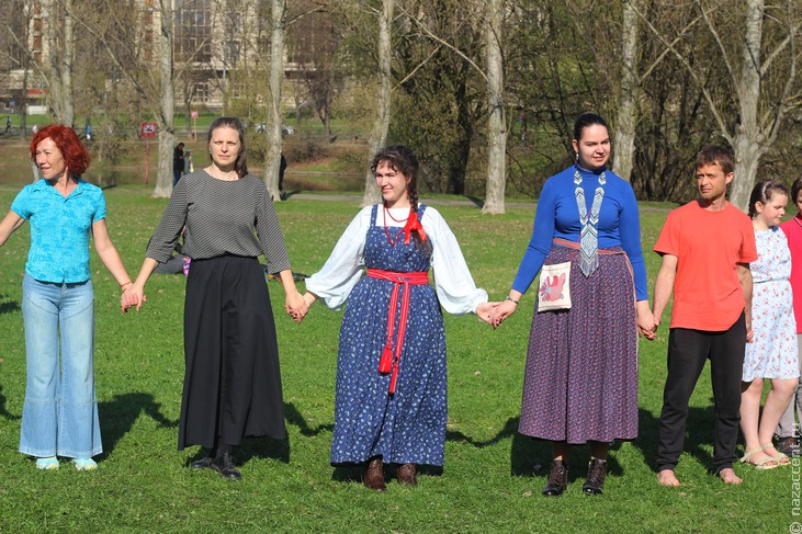 Гуляния на Красную горку в Москве - Национальный акцент