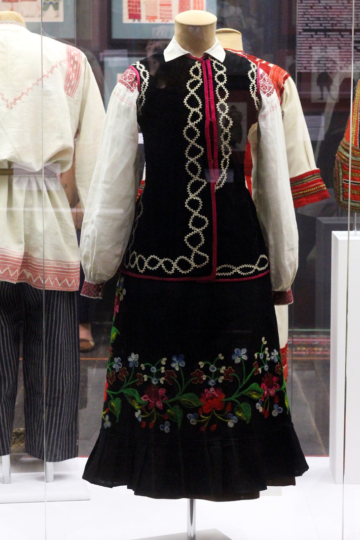 Выставка "Театральный и народный костюм" в Бахрушинском музее в Москве - Национальный акцент