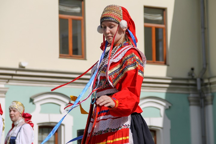 Старинные славянские костюмы показали на фестивале "Улица" в Москве