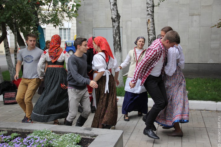 Народные гуляния против закрытия Центра русского фольклора - Национальный акцент