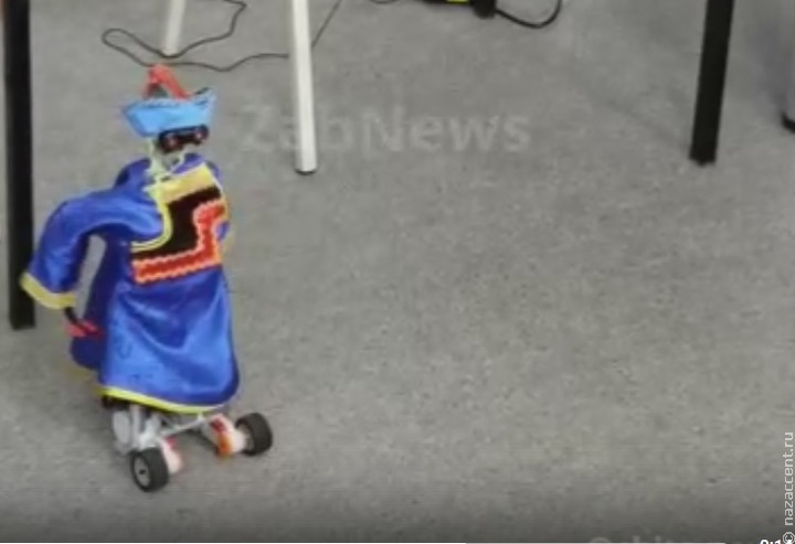 Ученики судунтуйской школы одели робота в бурятский костюм и заставили танцевать ёхор