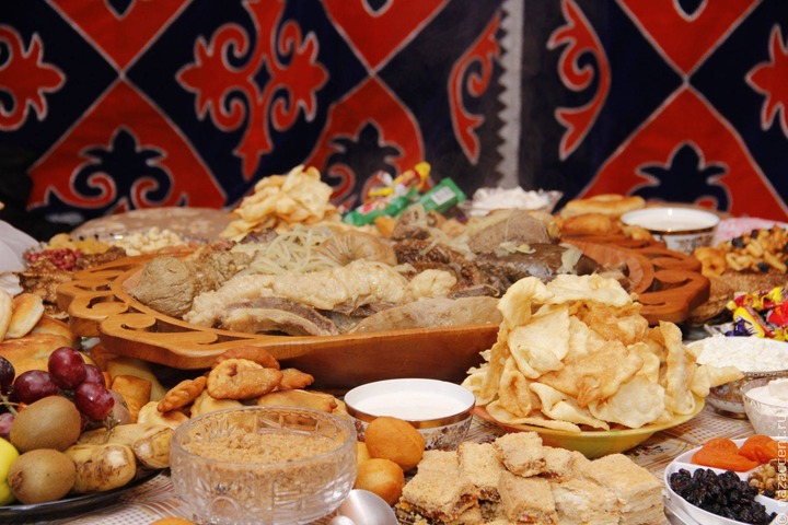 Блюда казахского народа. Традиция дастархан казахская традиция. Казахский дастархан традиция казахского народа. Казахская кухня дастархан. Наурыз Казахстан дастархан.