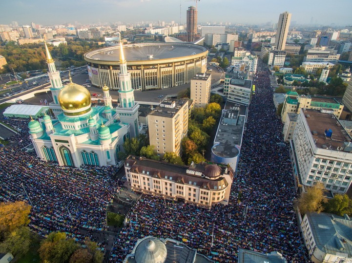 Более 250 тысяч мусульман помолились на Ураза-байраме в Москве