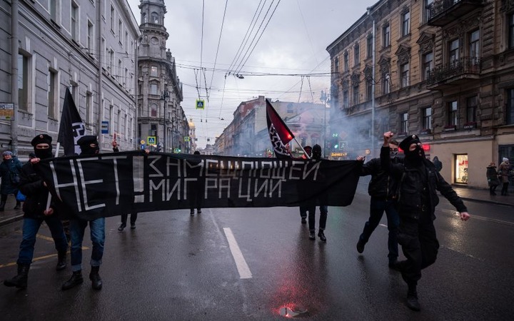 В Петербурге неизвестные в балаклавах протестовали против замещающей миграции