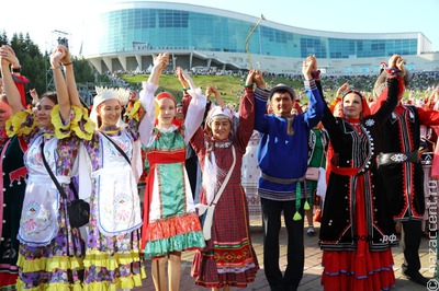 В Башкирии почти три тысячи человек установили рекорд по хороводу в национальных костюмах